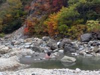 紅葉時の川原の露天風呂