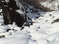 夫婦岩と雪景色